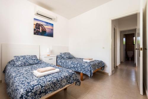 En eller flere senge i et værelse på Villa Celia