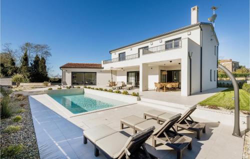 Awesome Home In Nova Vas