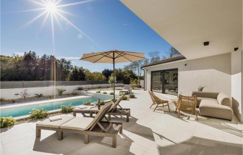 Bazén v ubytování Awesome Home In Nova Vas nebo v jeho okolí