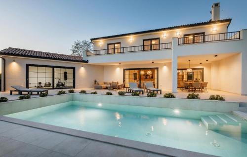 Bazén v ubytování Awesome Home In Nova Vas nebo v jeho okolí