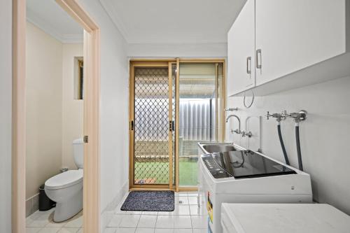 Un baño de Entire House with 4 bedrooms Fully Air Conditioned