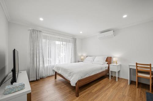 Una cama o camas en una habitación de Entire House with 4 bedrooms Fully Air Conditioned