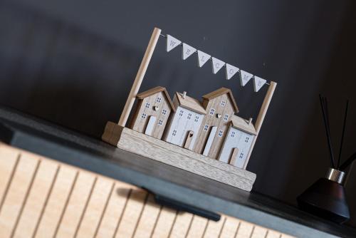 un modello di legno di un edificio su uno scaffale di Rosemont ApartHotel a Stanningley