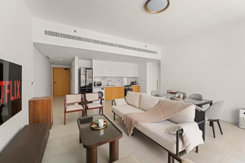 VayK - Feel the Festive Vibe in Cozy 1BR with Beach Access