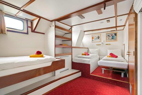 Postel nebo postele na pokoji v ubytování hotelboat Sarah Groningen