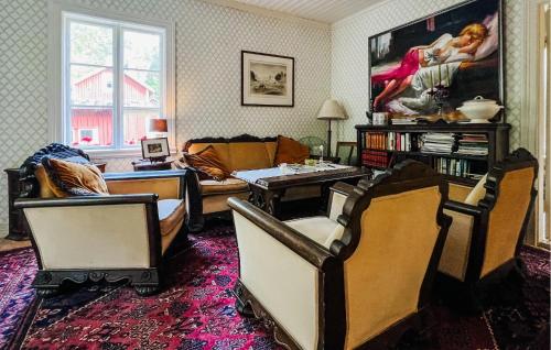 Edebäck4 Bedroom Beautiful Home In Ekshärad的有两把椅子和一张沙发的客厅