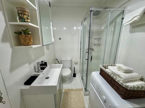 Ένα μπάνιο στο Heart of Cascais Cozy 2BR Ideal for NYE