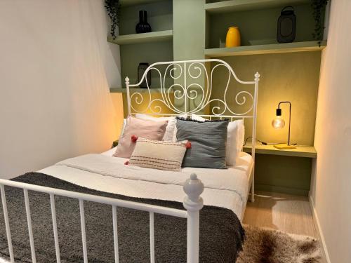 Ένα ή περισσότερα κρεβάτια σε δωμάτιο στο Heart of Cascais Cozy 2BR Ideal for NYE