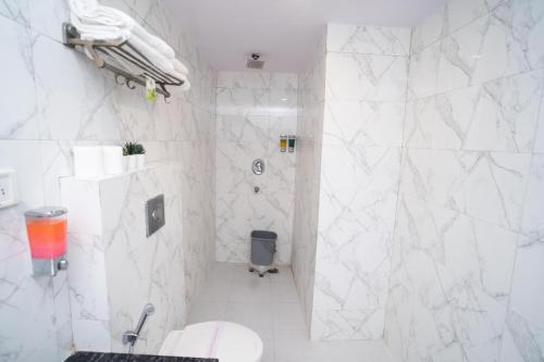 Ένα μπάνιο στο Hotel Golden Oasis - 5 Minute Walk from New Delhi Railway Station