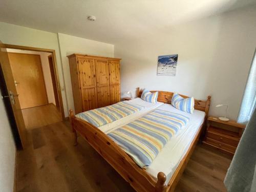 a bedroom with a wooden bed with a wooden floor at Ferienwohnung Alpenpanorama in Oberaudorf