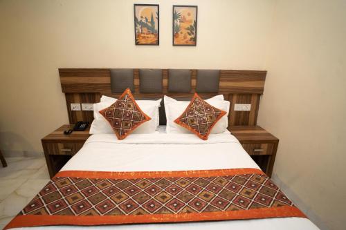 Ένα ή περισσότερα κρεβάτια σε δωμάτιο στο Hotel Golden Oasis - 5 Minute Walk from New Delhi Railway Station