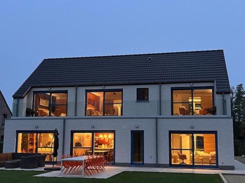 FlobecqVilla Jeanne Dusschaut的一栋有很多窗户的白色大房子