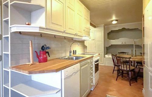 Härbyste1 Bedroom Gorgeous Apartment In Åre的一间带水槽和餐桌的厨房以及一间用餐室