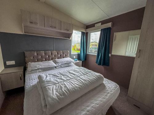 Ένα ή περισσότερα κρεβάτια σε δωμάτιο στο Homely 6 Berth Caravan In Essex At St Osyth Beach Holiday Park Ref 28025Td