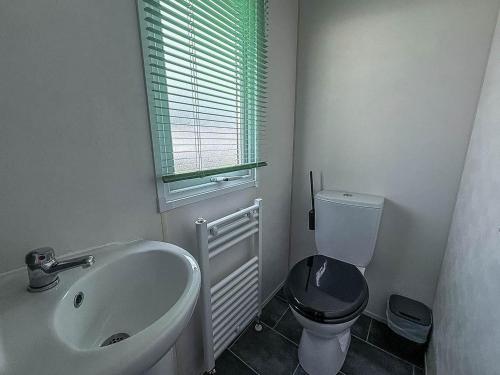 Ένα μπάνιο στο Homely 6 Berth Caravan In Essex At St Osyth Beach Holiday Park Ref 28025Td
