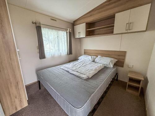 Postel nebo postele na pokoji v ubytování Superb 6 Berth Caravan At St Osyth Beach, Near Clacton-On-Sea Ref 28008Mc