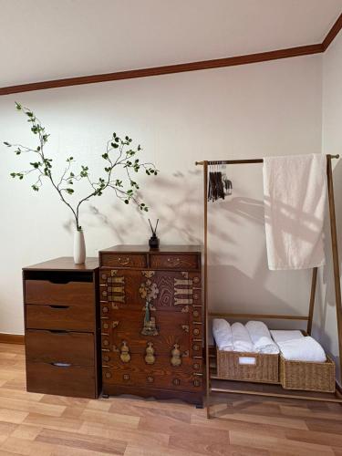 En eller flere senge i et værelse på Dadok Hanok Comfort and Calm in the Heart of Seoul