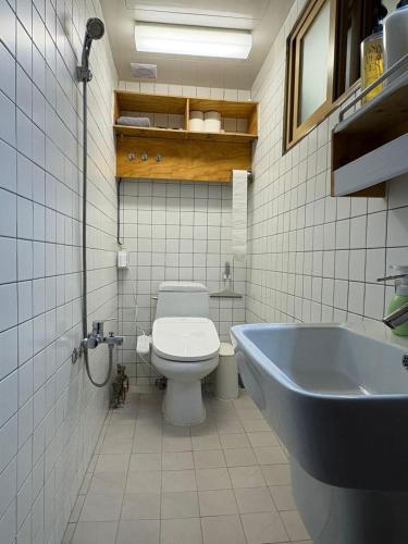 Et badeværelse på Dadok Hanok Comfort and Calm in the Heart of Seoul