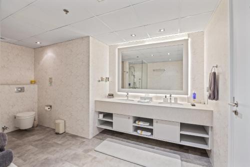 迪拜Burj View Luxury 1BR - Full Sea View Private Beach - Anantara Palm的浴室里有洗手池和镜子