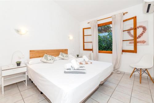 En eller flere senge i et værelse på Villa Gum