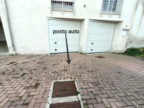 ein Straßenschild vor zwei Garagentoren in der Unterkunft Holiday House Iolo in Prato