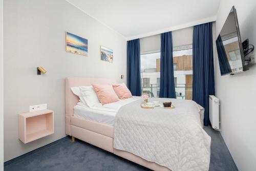 Una cama o camas en una habitación de LET'S SEA 55 Apartment with Sea View, Sauna & Pool and Parking by Noclegi Renters