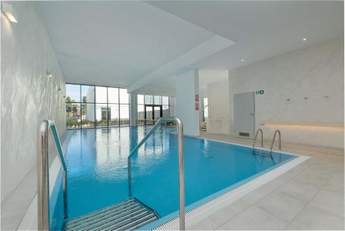 LET'S SEA 55 Apartment with Sea View, Sauna & Pool and Parking by Noclegi Renters