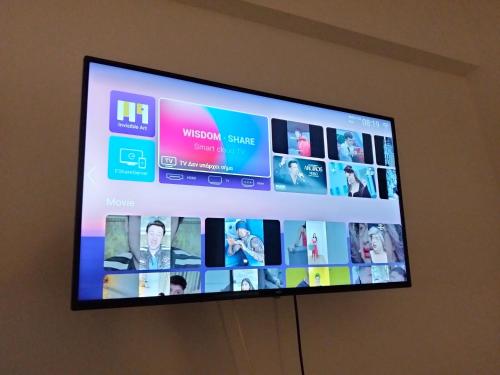 Una televisión o centro de entretenimiento en BLUE HORIZON near the sea apartment