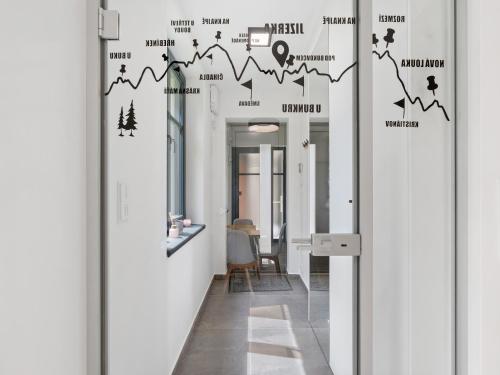 ヤブロネツ・ナド・ニソウにあるApartmány U Bukuの世界地図を描いた壁のある廊下