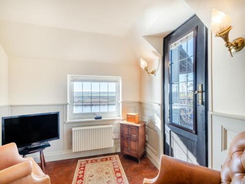 TV a/nebo společenská místnost v ubytování Ship Cottage