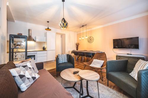 Spacious 3BR Downtown apartment Free Parking