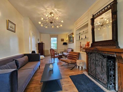 a living room with a couch and a fireplace at Petit Soleil du matin in Étretat