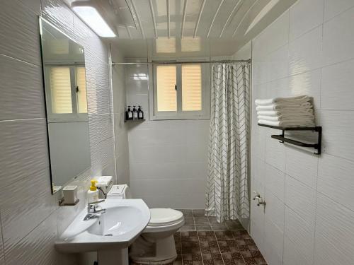 P'aengsŏngSlow Stay, Camp Humphreys的带水槽和马桶的白色浴室