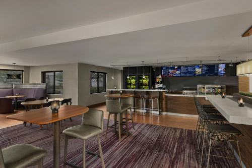 a lobby with tables and chairs and a bar at Courtyard Philadelphia/Langhorne in Langhorne