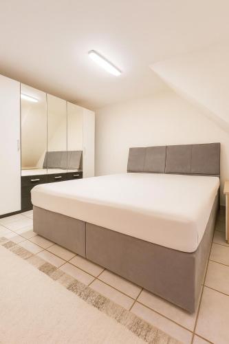 Una cama o camas en una habitación de Bright & modern apartment in the center