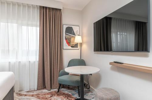 カイロにあるVeda hotelのテーブルと椅子とベッドのある部屋