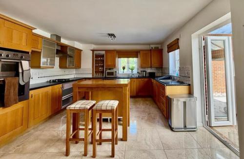 Η κουζίνα ή μικρή κουζίνα στο Gt. Marlow TownHouse- Families, Pets & Contractors