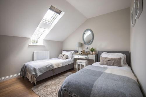 En eller flere senge i et værelse på Swallows Lodge