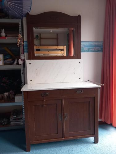 Eenpersoonskamerskamer, gezamenlijk gebruik badkamer en toilet في تورْن: خزانة خشبية مع أعلى منضدة بيضاء