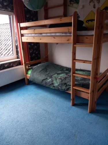 Eenpersoonskamerskamer, gezamenlijk gebruik badkamer en toilet في تورْن: غرفة نوم بسريرين بطابقين وسلم