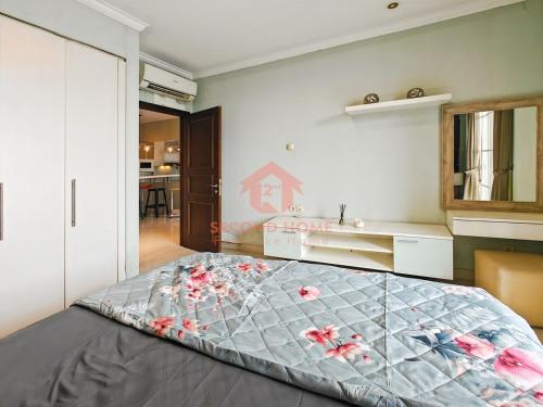 a bedroom with a large bed in a room at Strategic 1BR Bellezza Apt Green Gem Max 6 in Jakarta