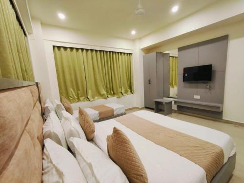 Hotel Orchid Inn客房内的一张或多张床位