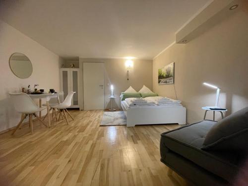 a living room with a couch and a table at Wohlfühlhaus mit Jacuzzi, Fitness, Infrarotkabine, Kamin, Piano, tolle Lage in Vienna