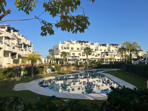 Penthouse in Estepona met Zeezicht, Jacuzzi & Zwembad