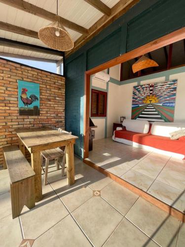 een woonkamer met een houten tafel en een bank bij casa celeste in Imbituba