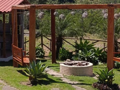 Κήπος έξω από το Chalés Flor do Caparaó em Patrimonio da Penha