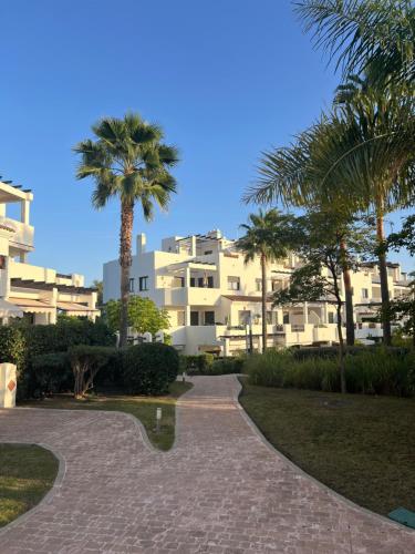 Penthouse in Estepona met Zeezicht, Jacuzzi & Zwembad