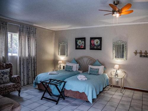 una camera da letto con un letto e un ventilatore a soffitto di Mistique Waters Guesthouse a Parys