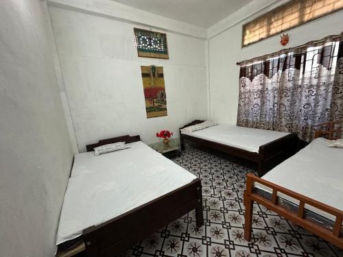 Giường trong phòng chung tại Trishna Homestay
