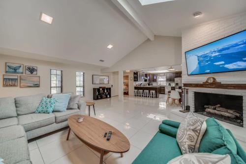 Μια τηλεόραση ή/και κέντρο ψυχαγωγίας στο Central Plano 4-BD 2-BA Pool Retreat, Sleeps 10